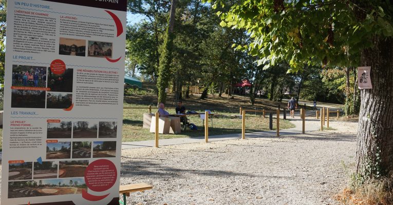 Le panneau "historique du projet de théâtre de verdure"