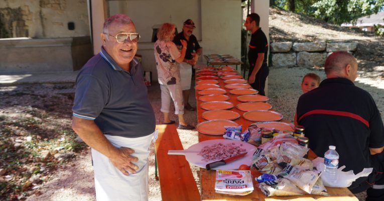 La préparation des tartes cuites au feu de bois