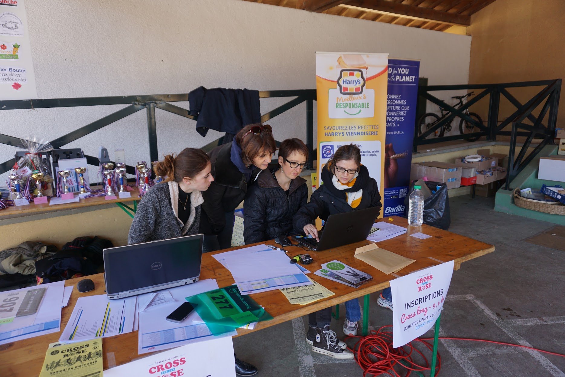 Les bénévoles aux inscriptions