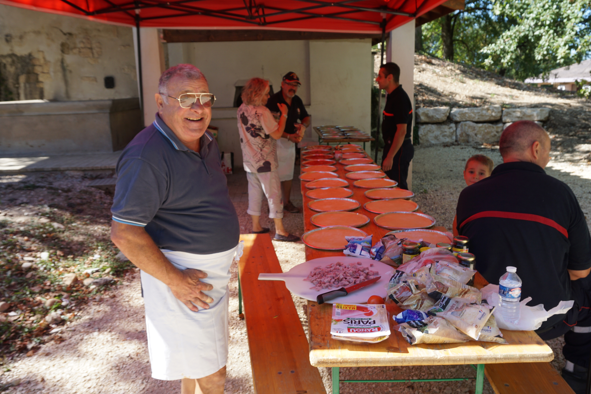 La préparation des tartes cuites au feu de bois